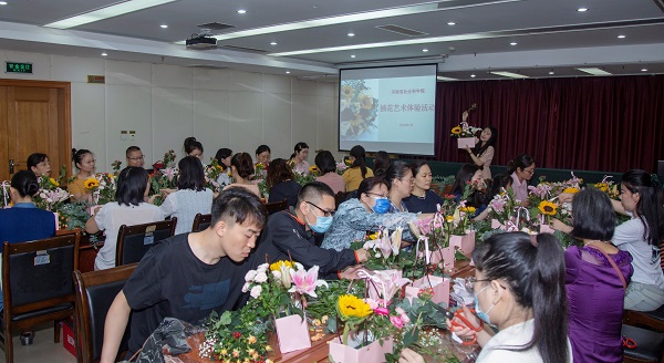 花艺凝温情  馨香社科院—我院开展插花艺术体验活动