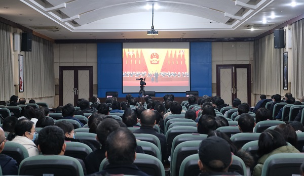 我院组织干部职工集中收看全国脱贫攻坚总结表彰大会