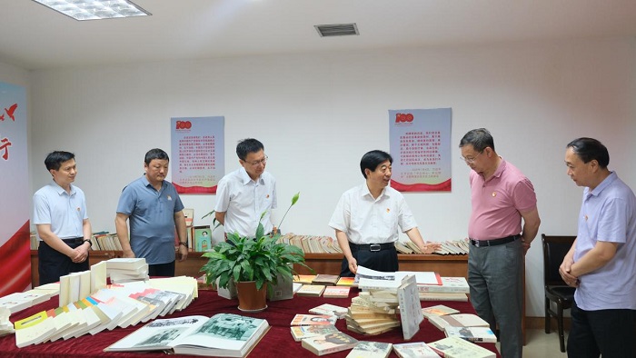 我院举办“喜迎建党百年”党史文献展