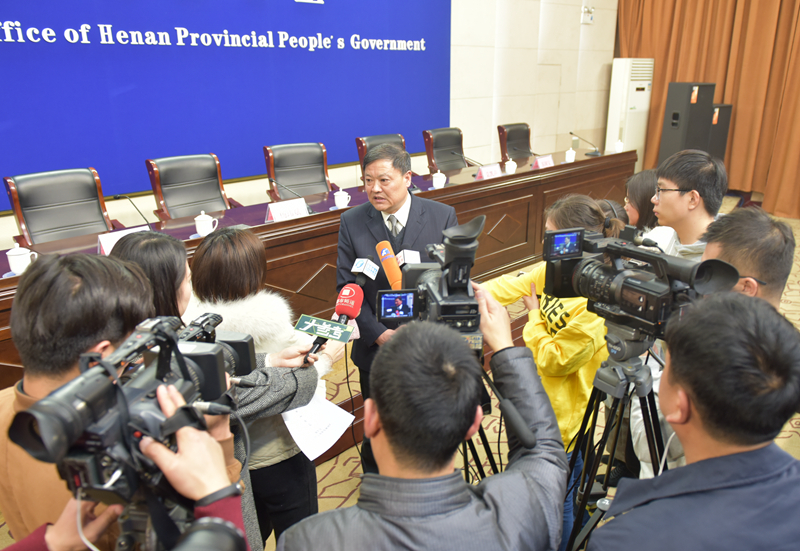 20171226袁凯声接受记者采访.jpg