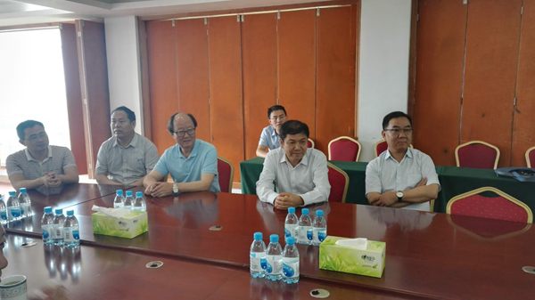 在牧原公司听取发展情况介绍.jpg