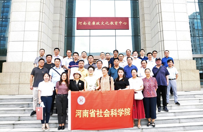 在省廉政文化教育中心合影-网站.jpg