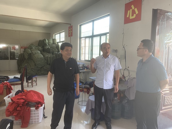 2.视察扶贫车间-网站.jpg