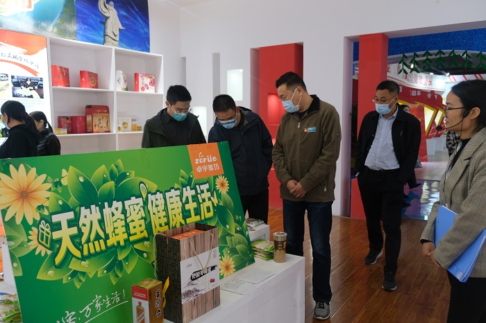 1参观扶贫产品展览-网站.jpg