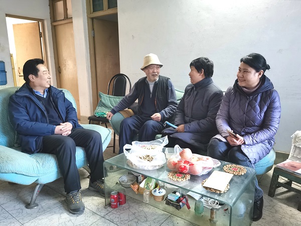 看望慰问老党员123.jpg
