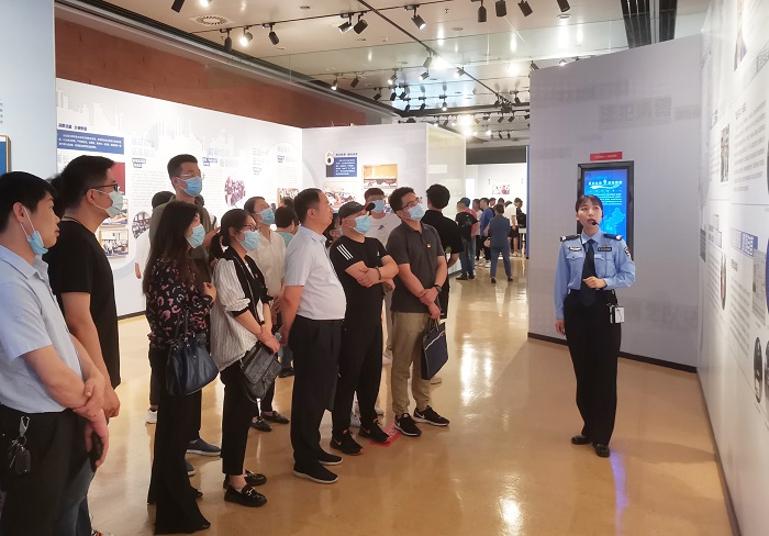 参观我省扫黑除恶成果展-网站.jpg